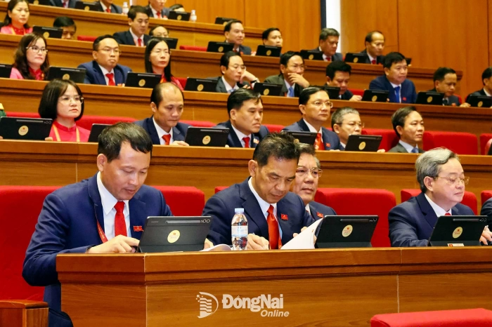 [Chùm ảnh] Ngày làm việc đầu tiên Đại hội đại biểu toàn quốc lần thứ XIV của Đảng